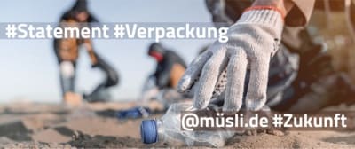 musli .de | Verpackung - Menschen sammeln Plastik am Strand
